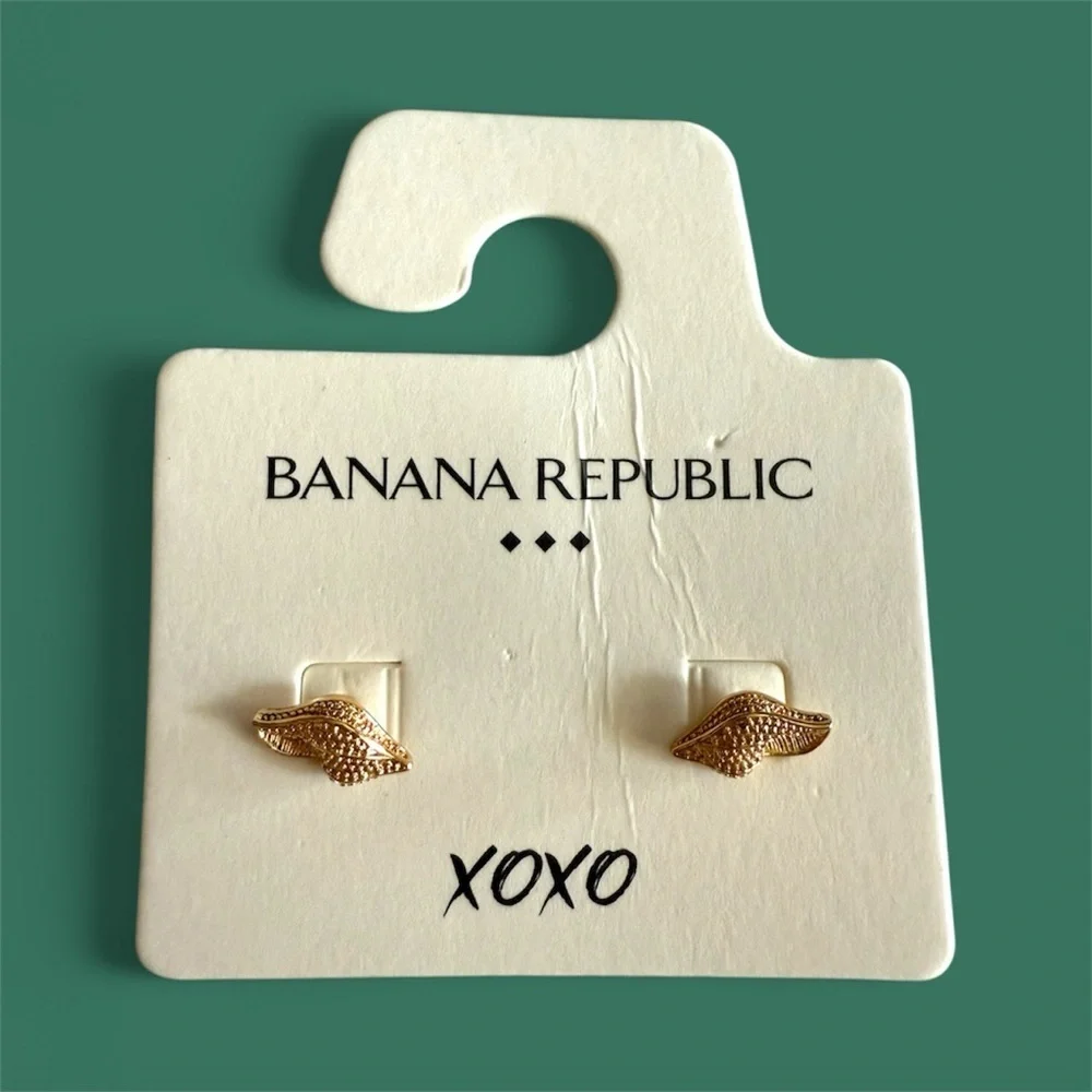 Banana Republic Gold-Tone Seashells Stud Earrings. New with tags